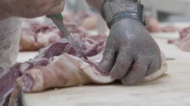 Bir fabrikada kesim et