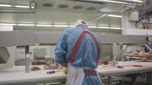 Muž pracuje na maso druhy masa. 4k