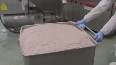 Çiğ et et paketleme Fabrikası'nda