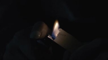 eller bir mum ışığı