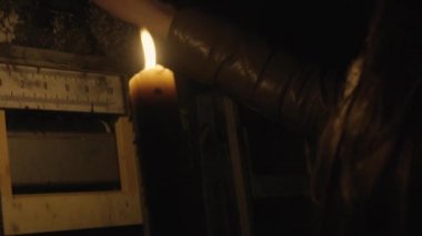 korku - karanlık bir bodrum katında bir mum ile kız