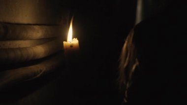 korku - karanlık bir bodrum katında bir mum ile kız