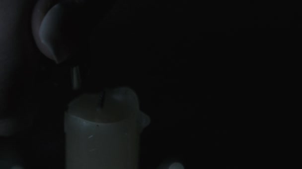 Eine Weibliche Hand Stellt Eine Kerze Die Dunkelheit — Stockvideo