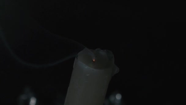 la bouillonnante fume dans sa main 