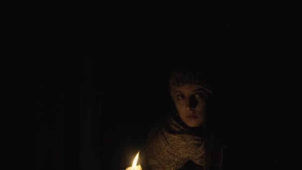 Korku - karanlık bir bodrum katında bir mum ile kız — Stok video