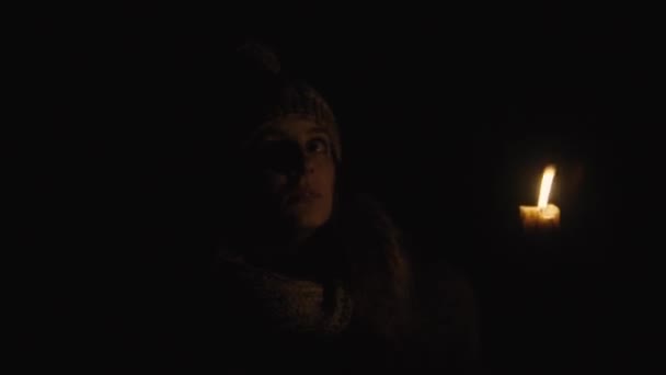 Жах дівчина зі свічкою в темному підвалі — стокове відео