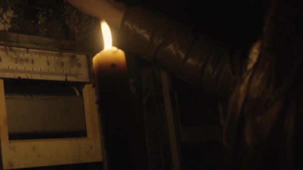 Horor - dívka se svíčkou v tmavém sklepě