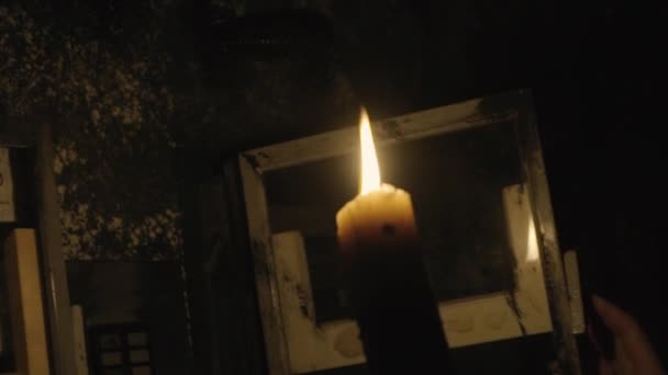 Ужас - девушка со свечкой в темном подвале — стоковое видео