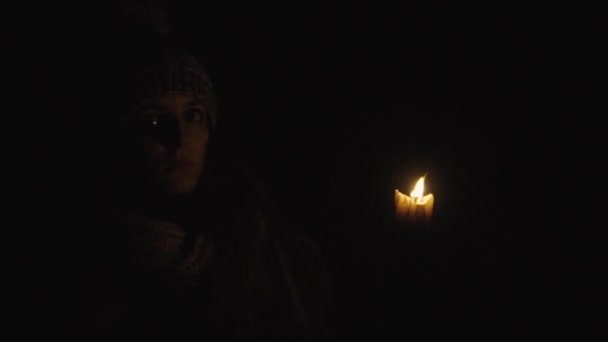 Horror - dziewczyna ze świecą w ciemnej piwnicy — Wideo stockowe