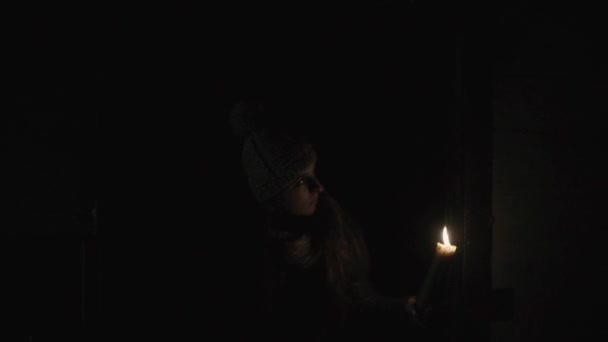 Horreur - fille avec une bougie dans un sous-sol sombre — Video