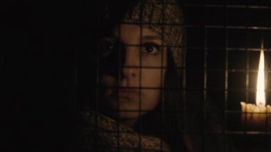 karanlık Bodrum dehşet içinde mumlar ile kız