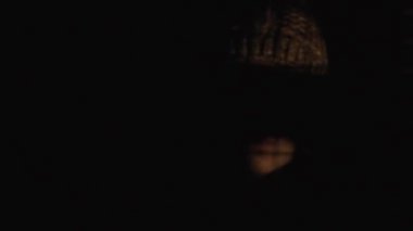 korku - karanlık bir bodrum katında bir mum ile kız