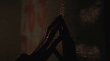 korku - karanlık bir bodrum katında bir mum ile kız