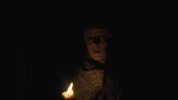 恐怖女孩用蜡烛在黑暗的地下室 — 图库视频影像