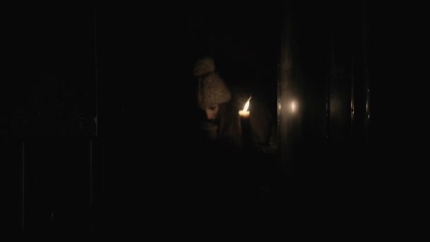 Horror - chica con una vela en un sótano oscuro — Vídeo de stock