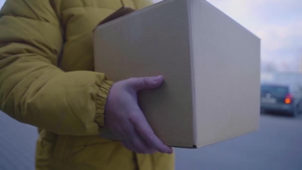 Zusteller mit Paket für Kunden — Stockvideo