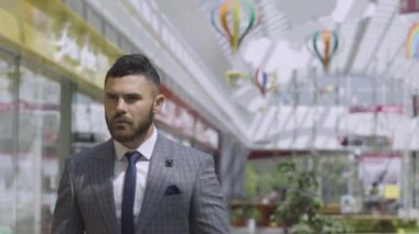 Ciddi yakışıklı bir adam ve takım elbise portre