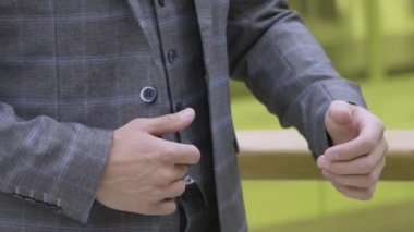 Ciddi yakışıklı bir adam ve takım elbise portre