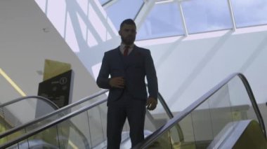 Ciddi yakışıklı bir adam ve takım elbise portre