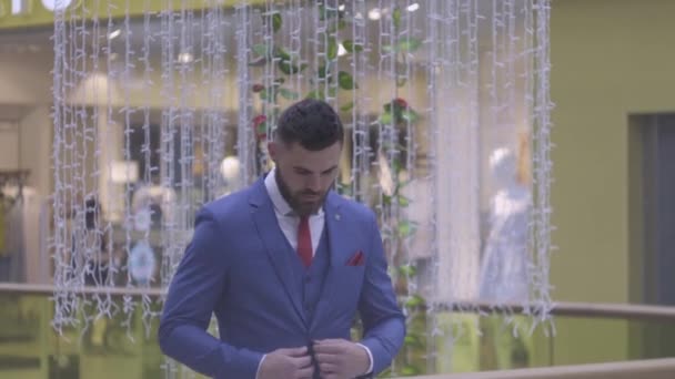 Retrato de un hombre serio y guapo y traje — Vídeo de stock