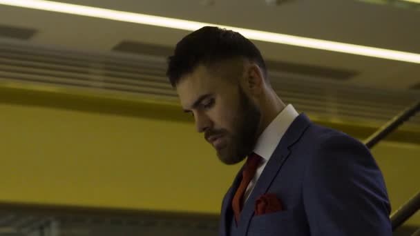 Retrato de un hombre serio y guapo y traje — Vídeo de stock