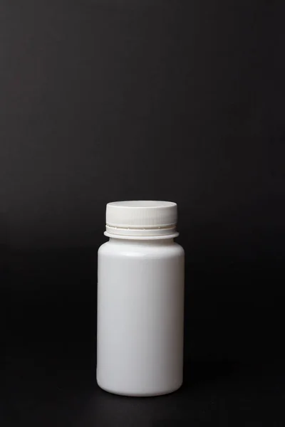 Frasco Comprimido Branco Sobre Fundo Preto Comprimidos Armazenamento Vitaminas Libertar — Fotografia de Stock