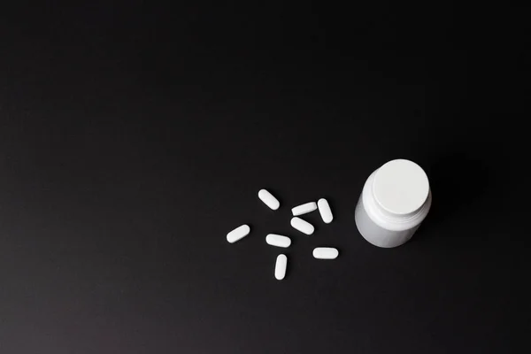 Jeden Bílý Prášek Láhev Černém Pozadí Skladování Pilulky Vitamíny Uvolnění — Stock fotografie
