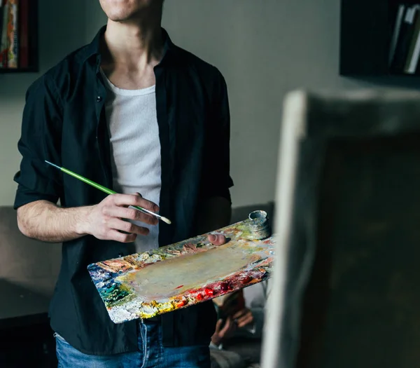 Artista Sostiene Una Paleta Con Pinturas Pincel Pintar Sobre Lienzo —  Fotos de Stock