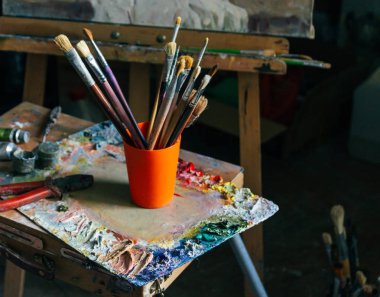 Fırçalar farklı yoğunluk ve eski bir ahşap şövale üzerinde çizim boyutu yerde stand