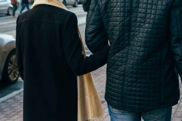 Par Paseos Paseos Por Ciudad Tomados Mano Brazo Vista Trasera —  Fotos de Stock