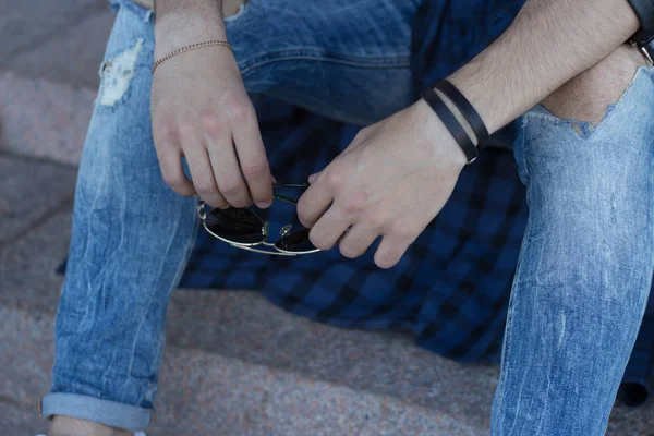 Der Typ Jeans Hält Eine Brille Die Hand Des Mannes — Stockfoto