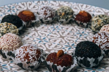 tatlılar Kuruyemiş ile fındık ve susam tohumu kurutulmuş meyve ve fındık Hindistan cevizi fiş beyaz tabakta ile lezzetli enerji topları