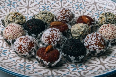 tatlılar Kuruyemiş ile fındık ve susam tohumu kurutulmuş meyve ve fındık Hindistan cevizi fiş beyaz tabakta ile lezzetli enerji topları