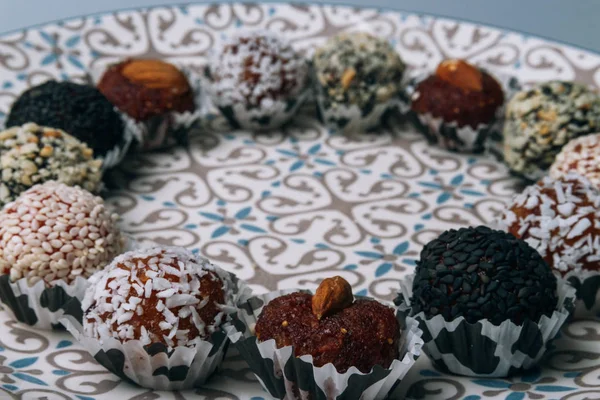 tatlılar Kuruyemiş ile fındık ve susam tohumu kurutulmuş meyve ve fındık Hindistan cevizi fiş beyaz tabakta ile lezzetli enerji topları