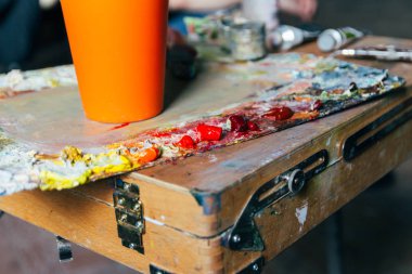 Palet boya ve bir fırça ile ve tuval üzerine boya olacak. hobi. yağlı boya karıştırmak için