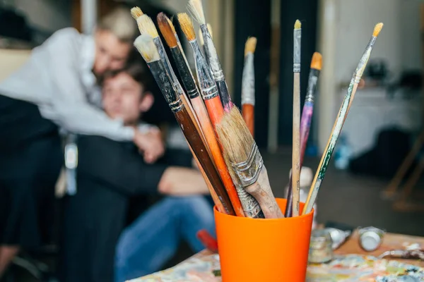 Paleta Con Pinturas Pincel Pintar Sobre Lienzo Hobby Mezclar Las — Foto de Stock