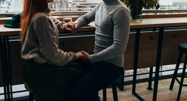 可爱的情侣在餐厅牵手 夫妇手拉手坐在椅子上 — 图库照片