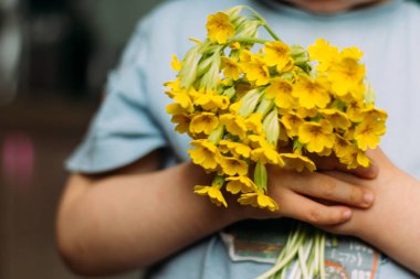 bulanıklık. Çocuk sarı alan çiçek tutuyor. Onlara - kamerada gösterilen verir. Annem için bir hediye. bir buket vermek. hediye - bulanık buket çiçek. yaz