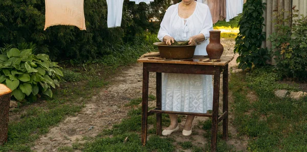 Äldre Kvinna Tvätta Kläder Trädgården Vita Vintage Kläder Livet Landet — Stockfoto