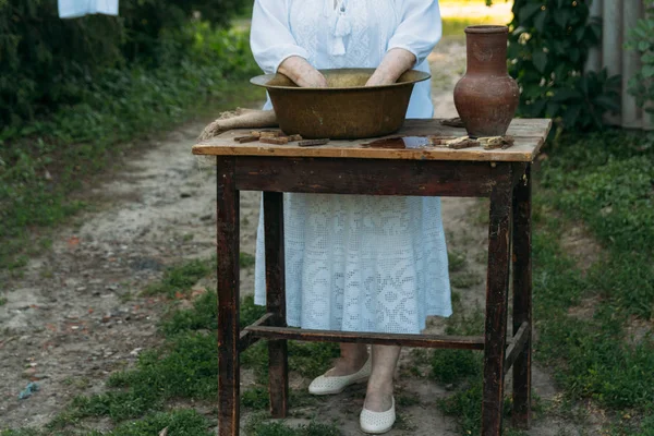 Egy Idős Asszony Mosás Kertben Fehér Vintage Ruházat Vidéki Élet — Stock Fotó