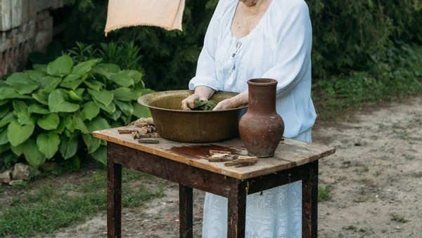 Äldre Kvinna Tvätta Kläder Trädgården Vita Vintage Kläder Livet Landet — Stockfoto