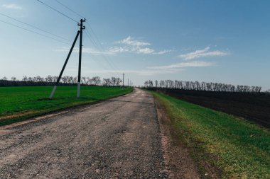 sürülmüş alan hangi Tarım makineleri sürmek. Gün iki Traktörler pulluk, eğimli, Mısır tarlası üzerinde toprak pulluk için yaz. Dikim önce tarım arazisi tedavi.