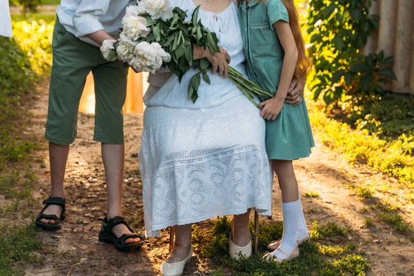 Kleinkinderen Kinderen Knuffelen Grootmoeder Oudere Vrouw Vergadering Oma Kleinkinderen Grootmoeder — Stockfoto