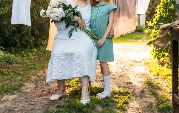 Babcia Starsza Kobieta Bieli Vintage Ubrania Siedzi Przytulanie Jej Wnuczka — Zdjęcie stockowe