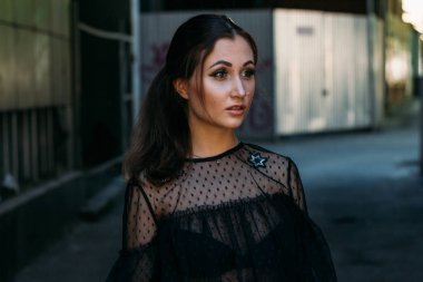 Genç ve güzel kadın moda şık portresi duygusal portresi. Şehir portre. üzgün kız. yıldızlar ve gezegenler bir elbise ile siyah bir elbise esmer. beklenti. rüyalar