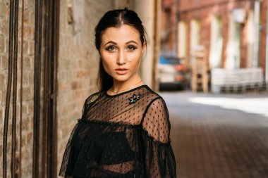 Genç ve güzel kadın moda şık portresi duygusal portresi. Şehir portre. üzgün kız. yıldızlar ve gezegenler bir elbise ile siyah bir elbise esmer. beklenti. rüyalar