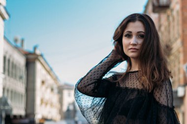 Genç ve güzel kadın moda şık portresi duygusal portresi. Şehir portre. üzgün kız. yıldızlar ve gezegenler bir elbise ile siyah bir elbise esmer. beklenti. rüyalar. Kız - gün ortasında gece