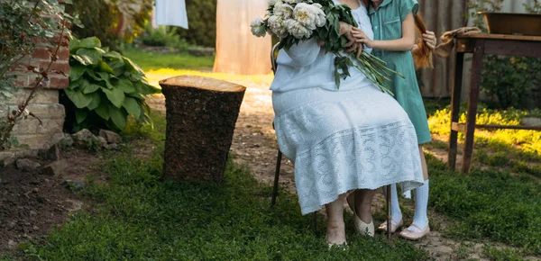 Grootmoeder Een Oudere Vrouw Wit Vintage Kleding Zitten Knuffelen Haar — Stockfoto