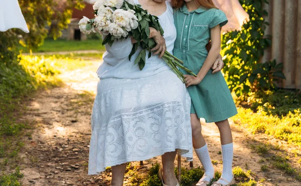 Avó Uma Mulher Idosa Branco Roupas Vintage Sentado Abraçando Sua — Fotografia de Stock