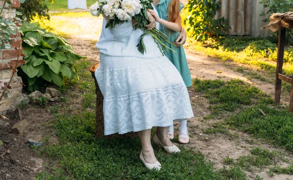 Großmutter Eine Ältere Frau Weißen Vintage Klamotten Die Garten Sitzt — Stockfoto